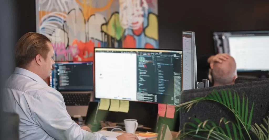 Besviken på företagets hemsida? Webbutvecklare Niklas Eliasson på wordpress-webbyråns kontor i karlstad