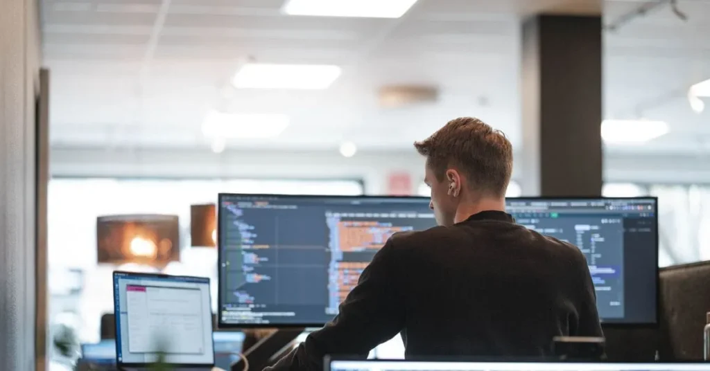 Webbutvecklare Albin Johansson koder säker webbplats på wordpress-webbyråns kontor