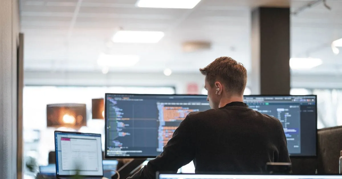 Webbutvecklare Albin Johansson koder säker webbplats på wordpress-webbyråns kontor