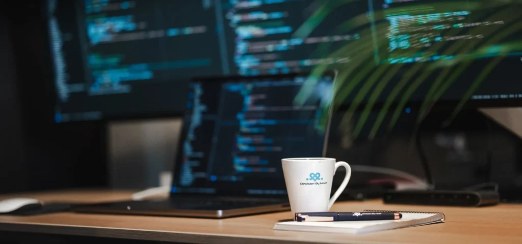 Webbplatssäkerhet, support och underhåll på webbyråns kontor i karlstad. Datorskärmar med kodrader.