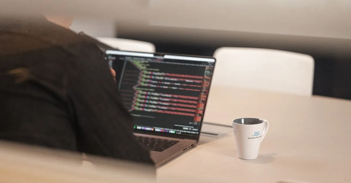 Webbutvecklare Johan lindén på webbyråns kontor i karlstad