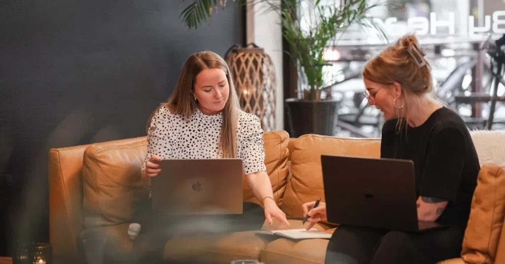 Webbutvecklare Veronica Selenwall och Cecilia Ljugquist