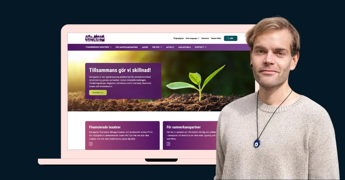 Cas Raven, webbutvecklare och tillgänglighetsspecialist, står framför en laptop som visar Samspelets webbplats. På skärmen syns rubriken 'Tillsammans gör vi skillnad!' och en bild av en grön planta som symboliserar tillväxt och samarbete. Webbplatsen samspelet.se arbetar med tillgänglighet och arbetslivsinriktad rehabilitering.