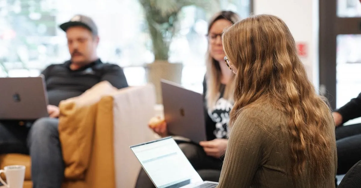 Personalen på webbyrån Decision By Heart i möte på kontoret i Karlstad