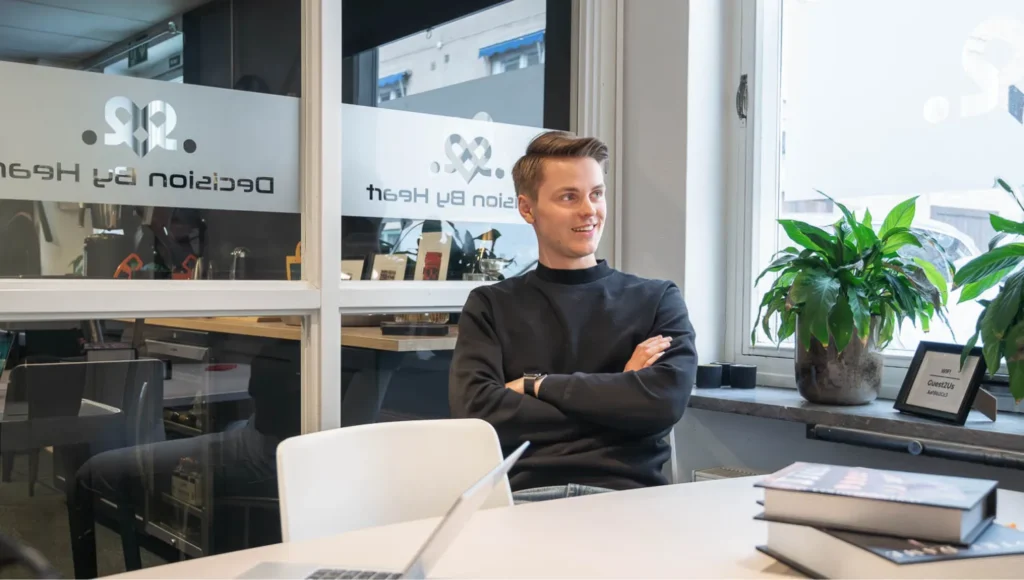 webbdesigner Albin Johansson i webbyråns konferensrum