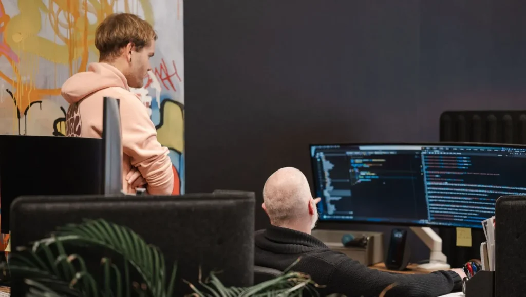 Webbutvecklare och tillgänglighetsspecialist Cas Raven och webbutvecklare Tommy Nilsson på webbyråns kontor i Karlstad