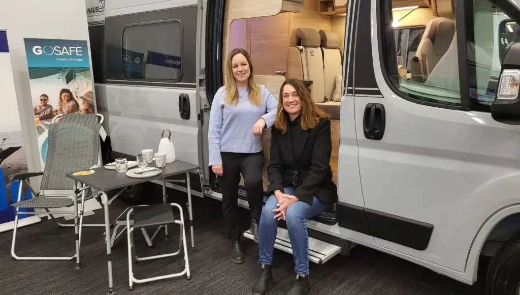 Jenny och Eva-Klara på Husbilslandet med en Husbil på mässa