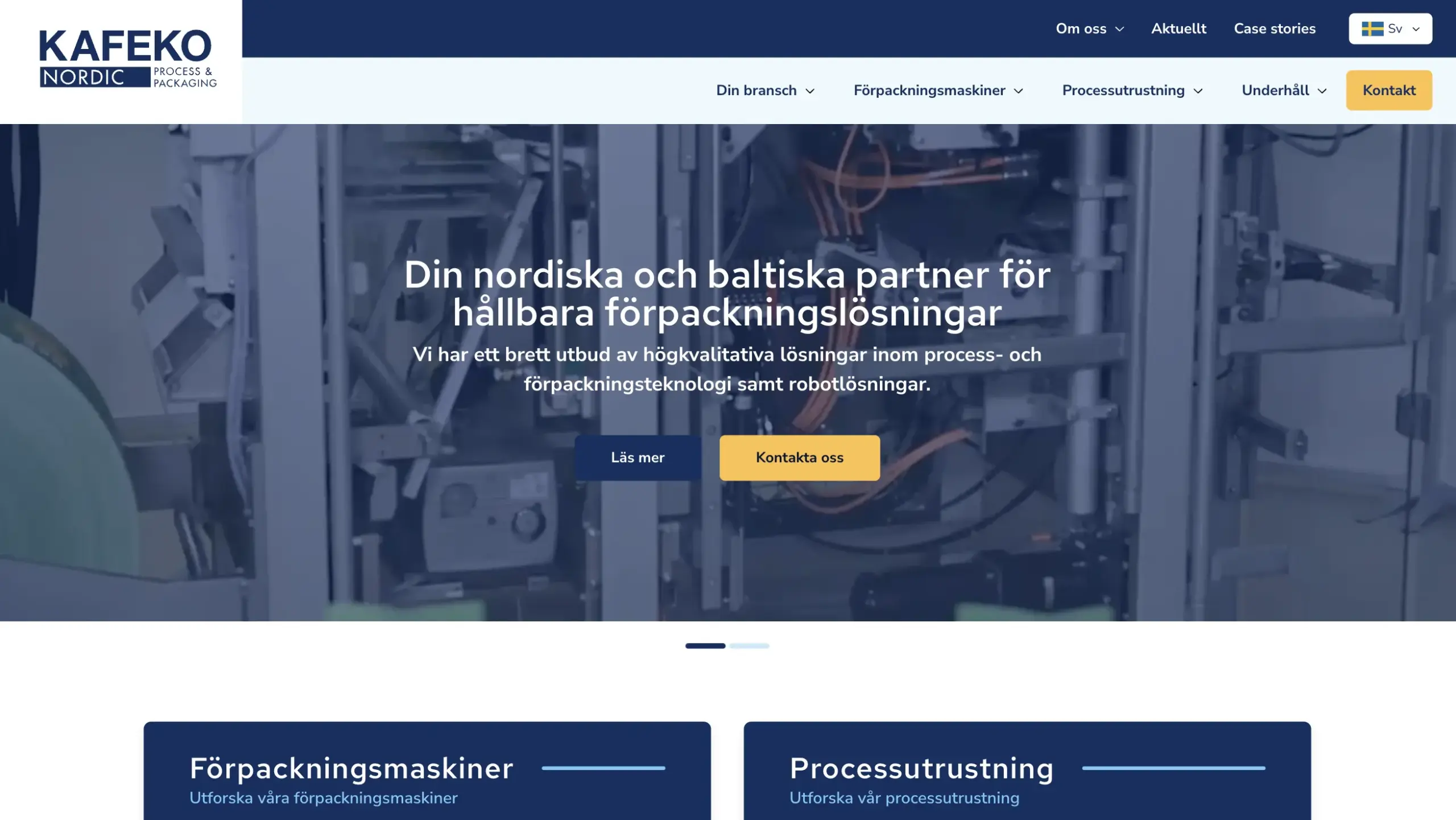 Skärmbild över startsidan på Kafeko AB. En bakgrundsbild med övertoning i mörkblått samt ljus text och orange accentfärg på knappen.