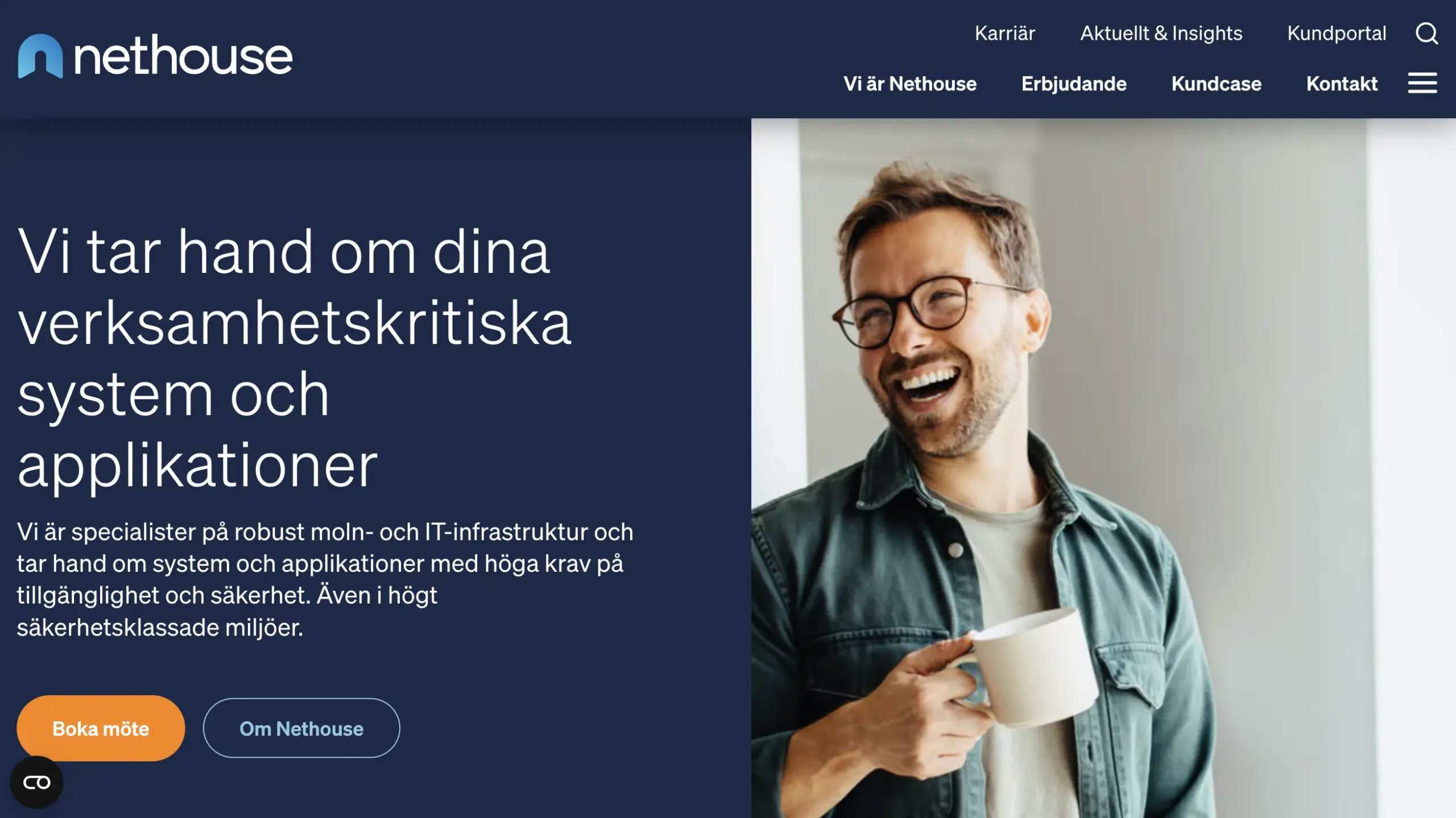 Skärmbild över startsidan på Nethouse. Bakgrunden är mörkblå och accentfärgen är orange. En bild täcker halva delen av startsidan och andra halvan består av text och knappar.