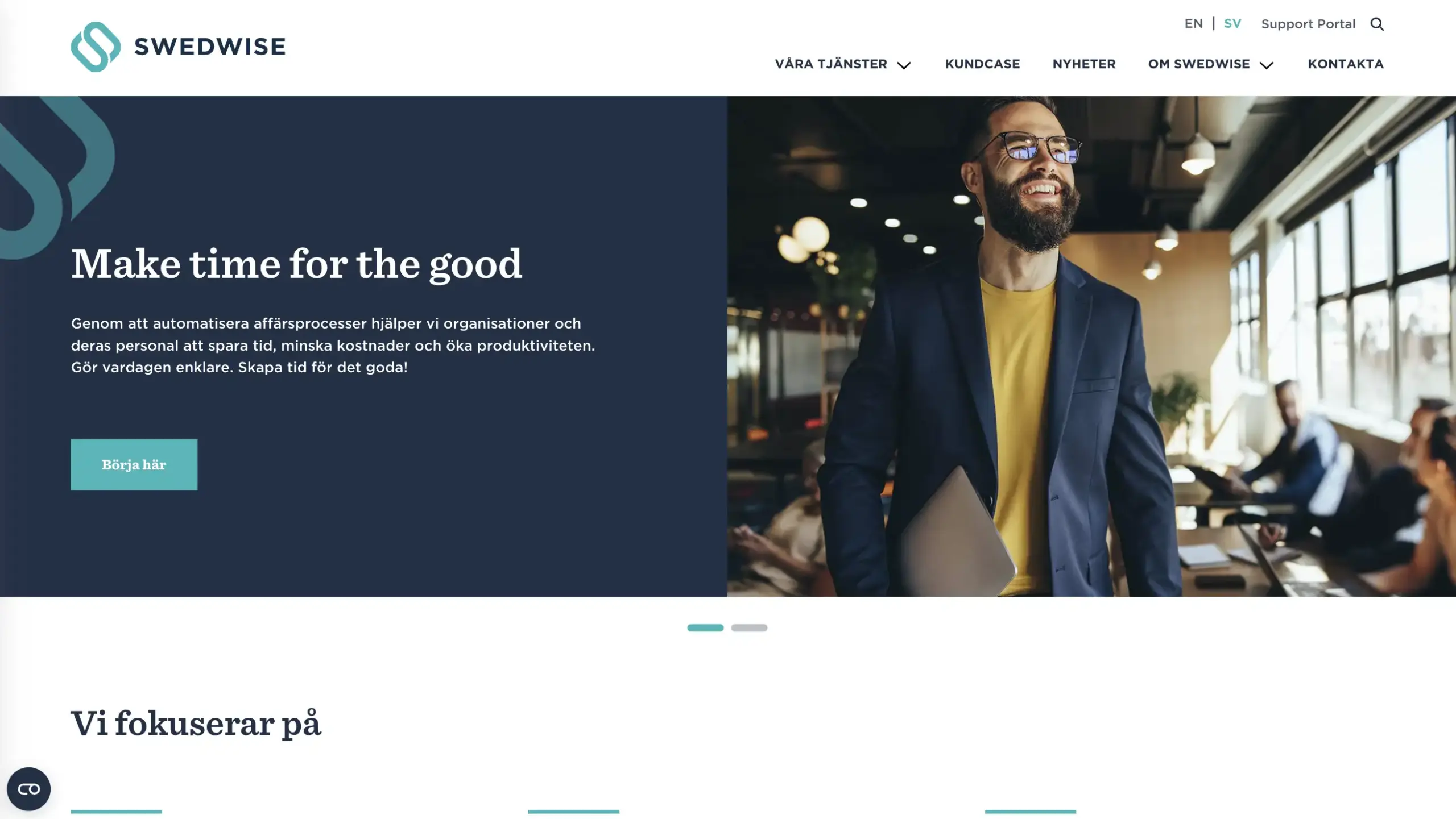 Skärmbild över startsidan på Swedwise. En delad sektion med hälften mörkblå bakgrund och text med knapp samt hälften med en bild på en person som går på ett kontor.
