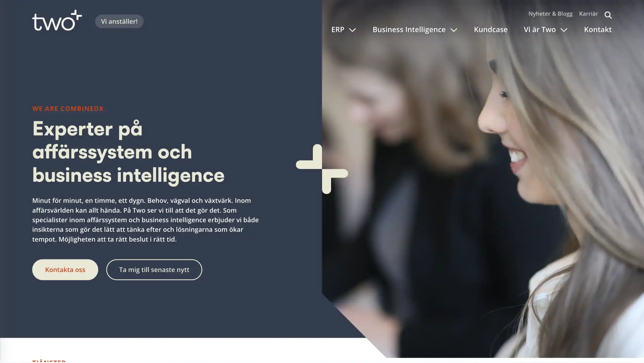 Skärmbild över startsidan på Two. Ena halvan visar en bild, andra halvan är en mörk bakgrund med ljusare text. I mitten ligger en symbol för Two.
