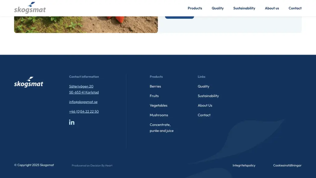 Skärmbild av footern på Skogsmat med en mörkblå bakgrund och diskret grafik.