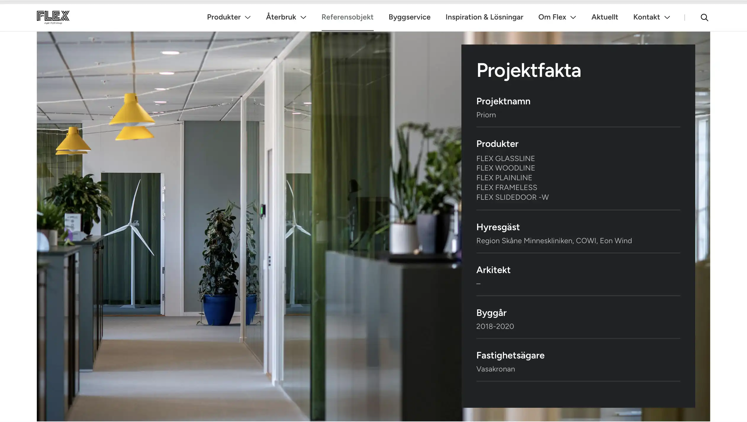 En skärmbild som visar en enskild sida för ett projekt på FLEX Interior Systems. Under menyn syns en stor bild på kundens kontor samt en textruta med information om projektet.