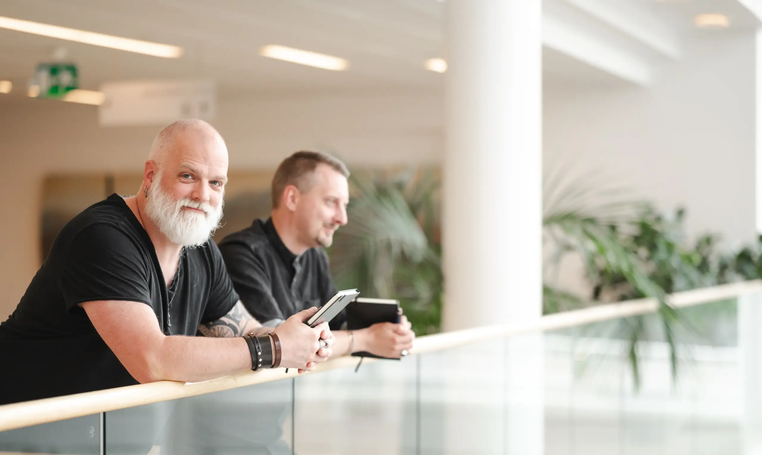 Tommy Nilsson och Johan Lindén på Decision By Heart står intill ett räcke.
