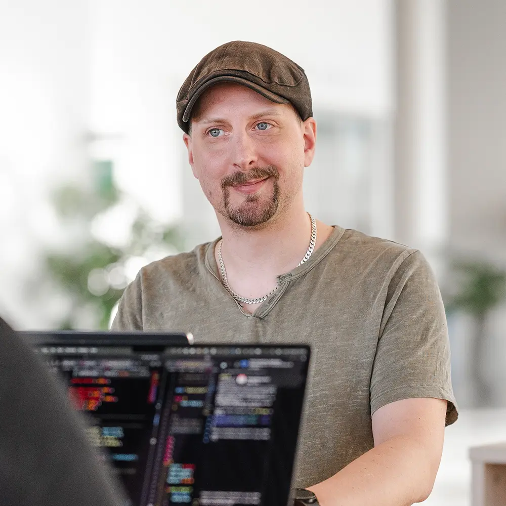 Person som ler mot sin kollega.