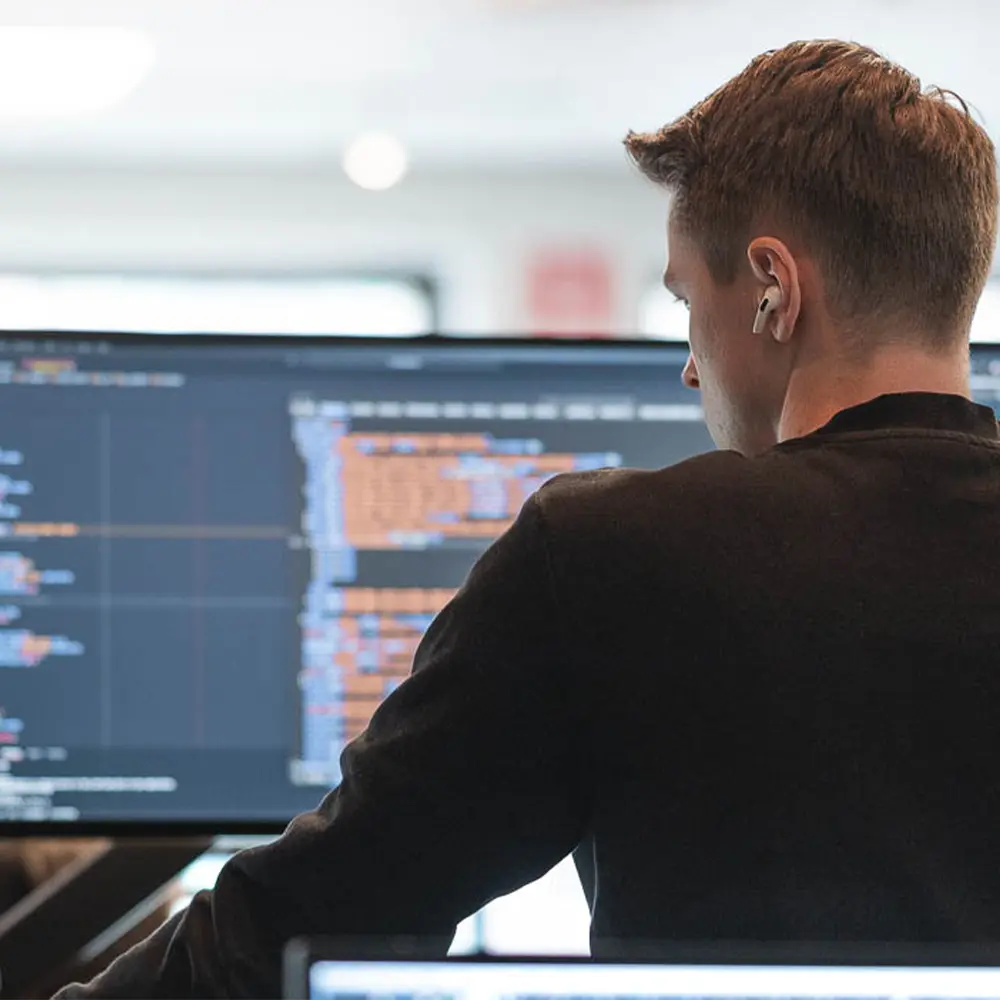 Person programmerar en webbsida.