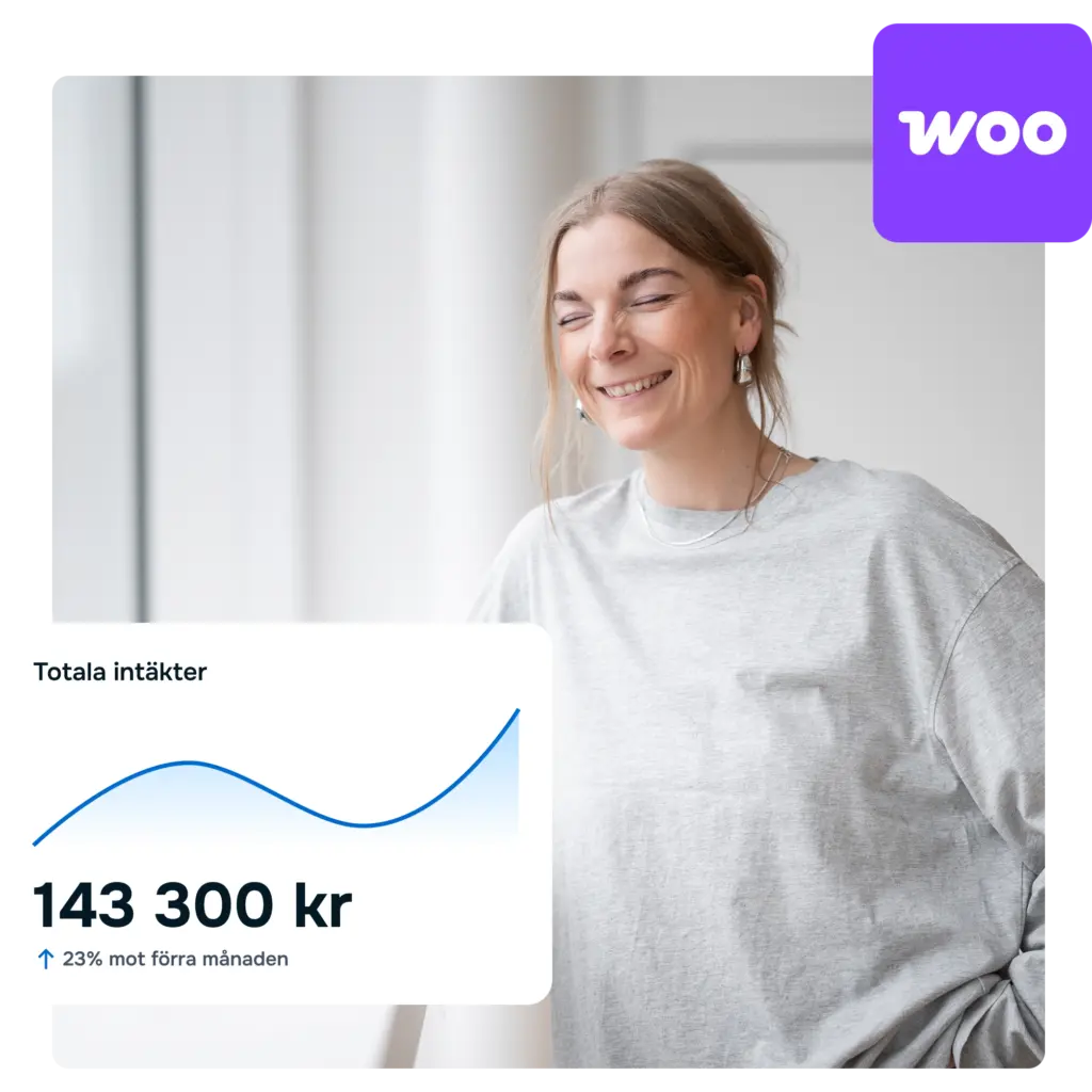 En kvinna som ler med sina ögon stängda.